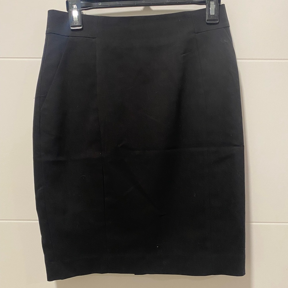 H&M pencil skirt in black. Size 8. Worn less than 5 times